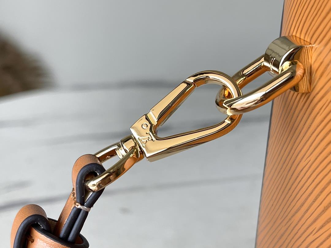 M22236 CaramelThis Twist medium size handbag is made of Epi embossed leather wrapped in w