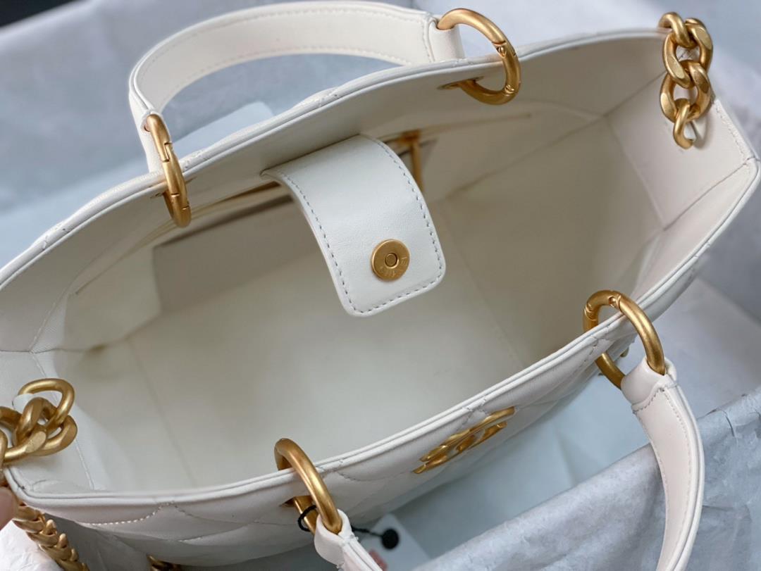 Chanels new vegetable basket bag is made of sheepskin texture soft and lightweight with