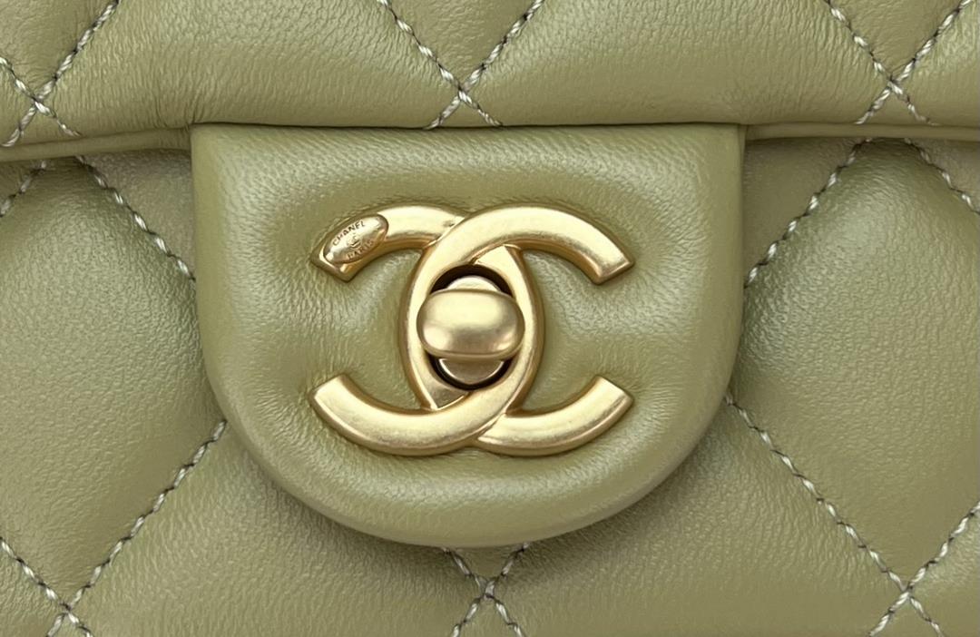 The Chanel23A Advanced Handicraft Shop series features a new wooden handle flap bag inspir
