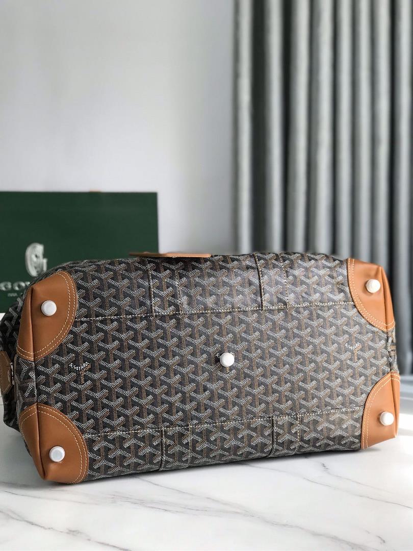 Boeing travel bag has a length of 45 centimeters and is perfect for weekend short trips c