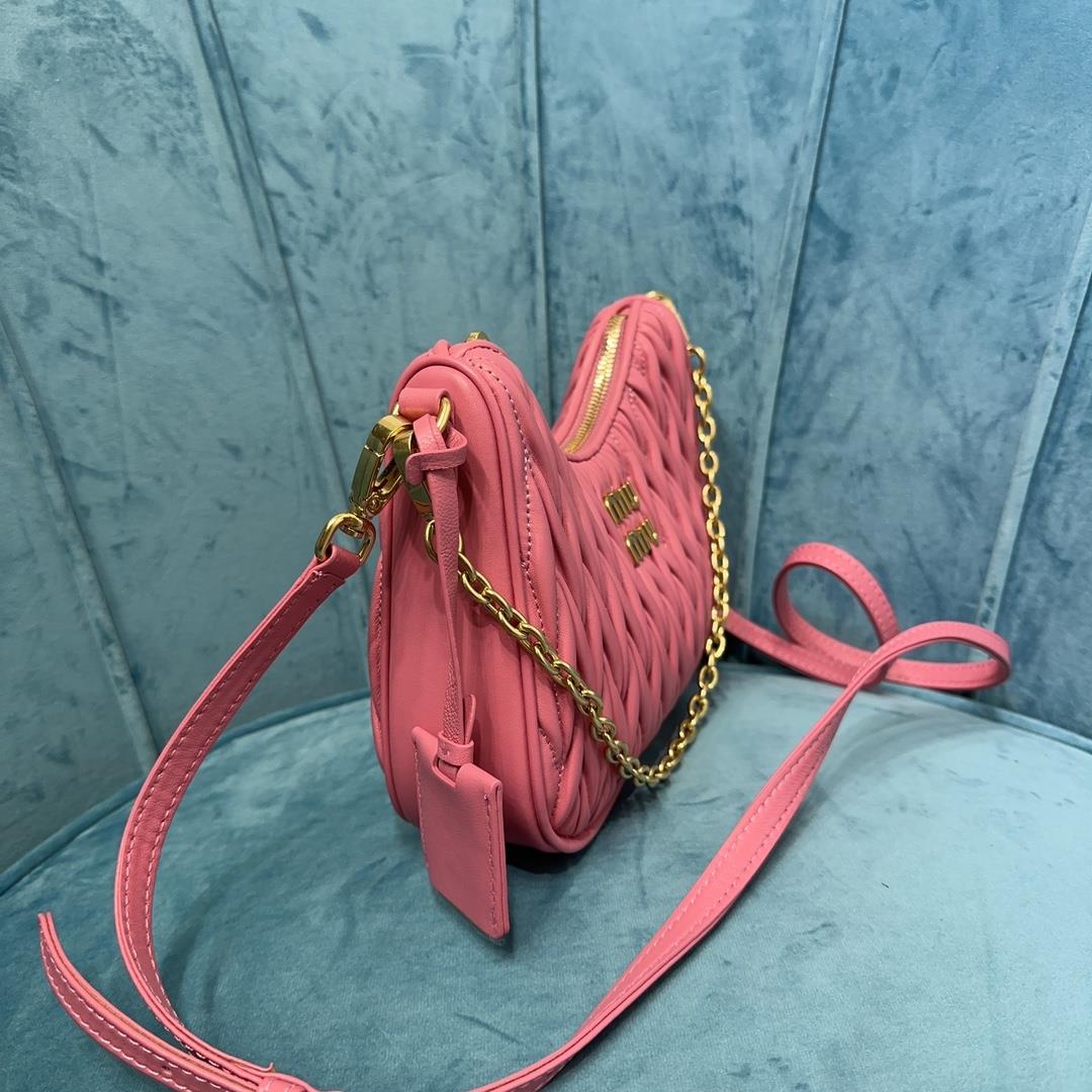 New Miumiu Pleated Chain Bag This brand new soft sheepskin shoulder bag features exquisite