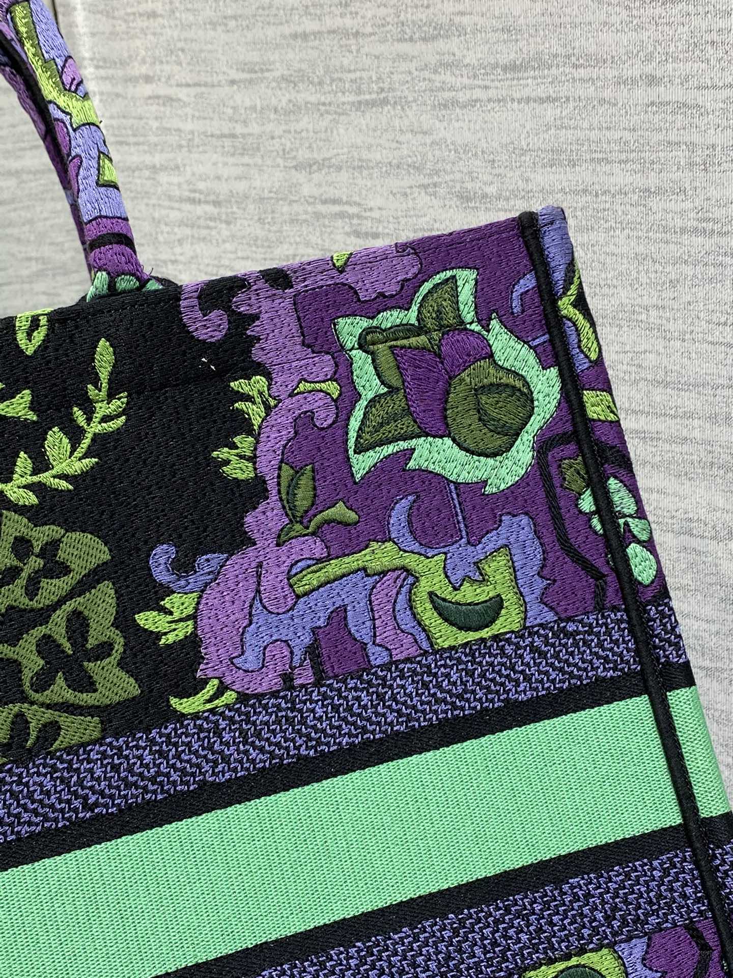Di or large stockTotes latest diffuse purple series features a unique and mysterious purple co
