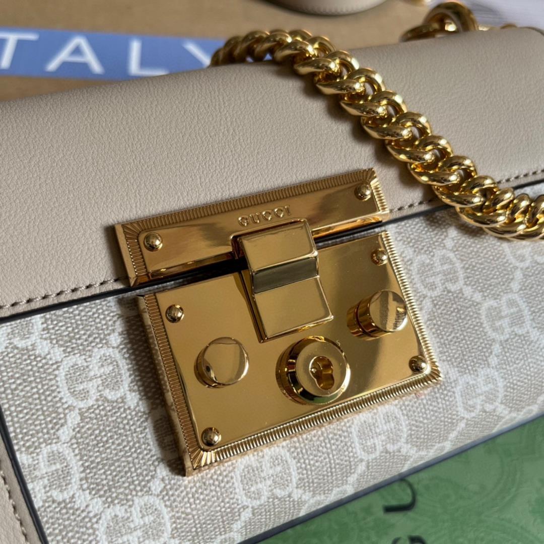 Equipped with a full set of packaged Padlock chain bags the small gucci Padlock shoulder backp