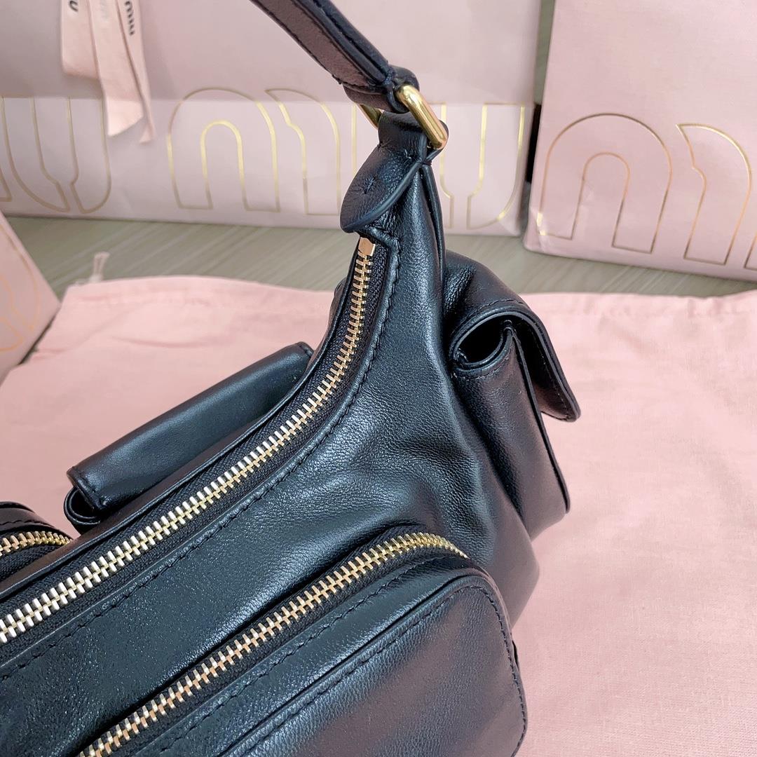 The M familys most unique style motorcycle bag this year is made of topnotch imported lambskin