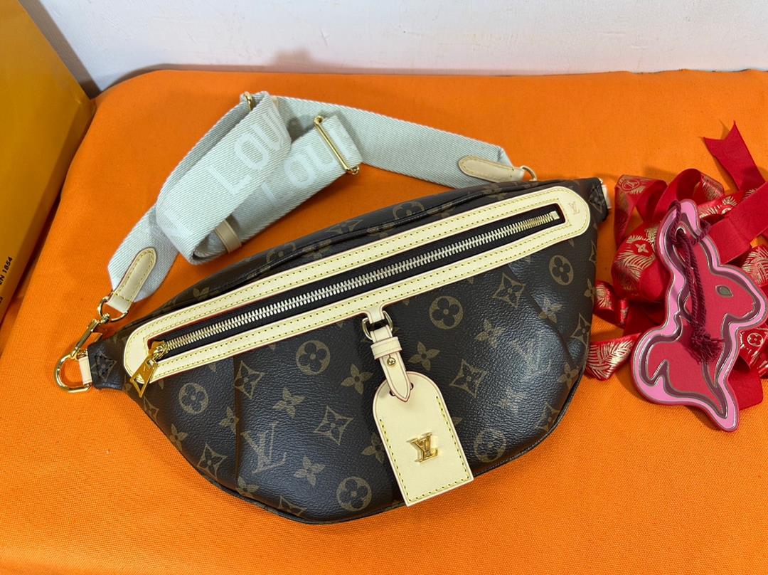 The toplevel original M46784 latest vintage bumbag is made of Montague coated canvas with details