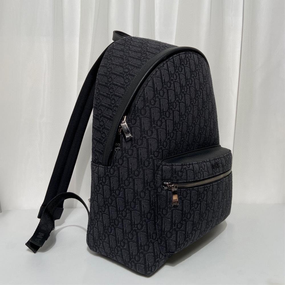 DIOR Oblique BackpackThis is a DIOR Oblique backpack that can be used as a couples outf