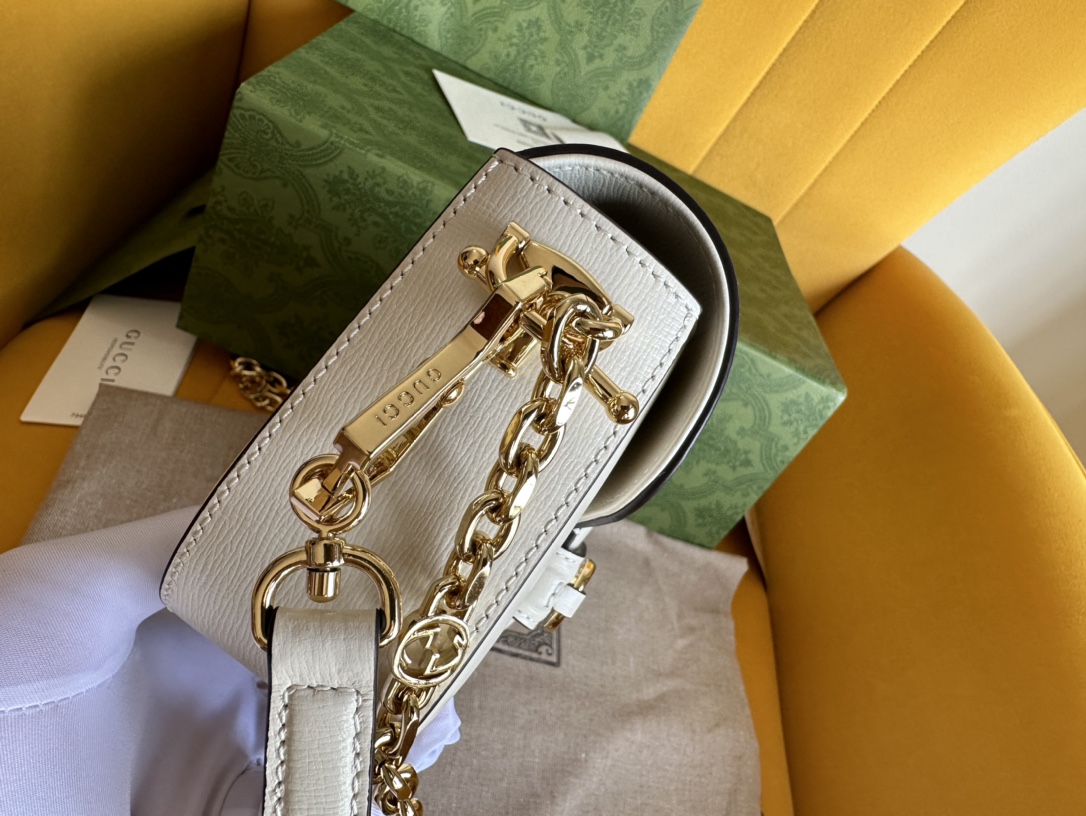 go, highlighting the unique charm of the horseshoe buckle. This design pattern is inspired by 
