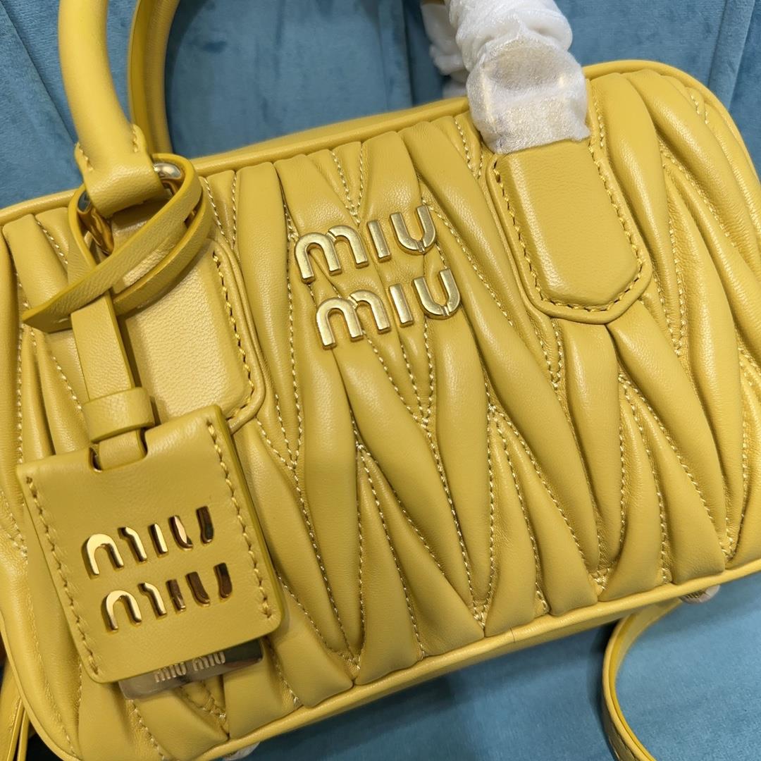 small account5BB123MiuMiu Small New Too Pretty Ball BagAdopting the iconic Matelasse textu