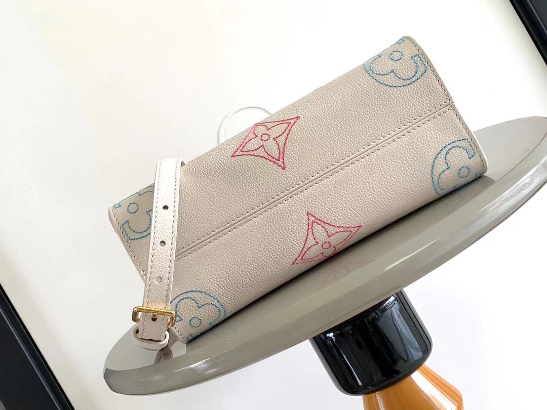 M45653 Embroidered Thread M46629 This OnTheGo small handbag is from the autumn of 2023 LV