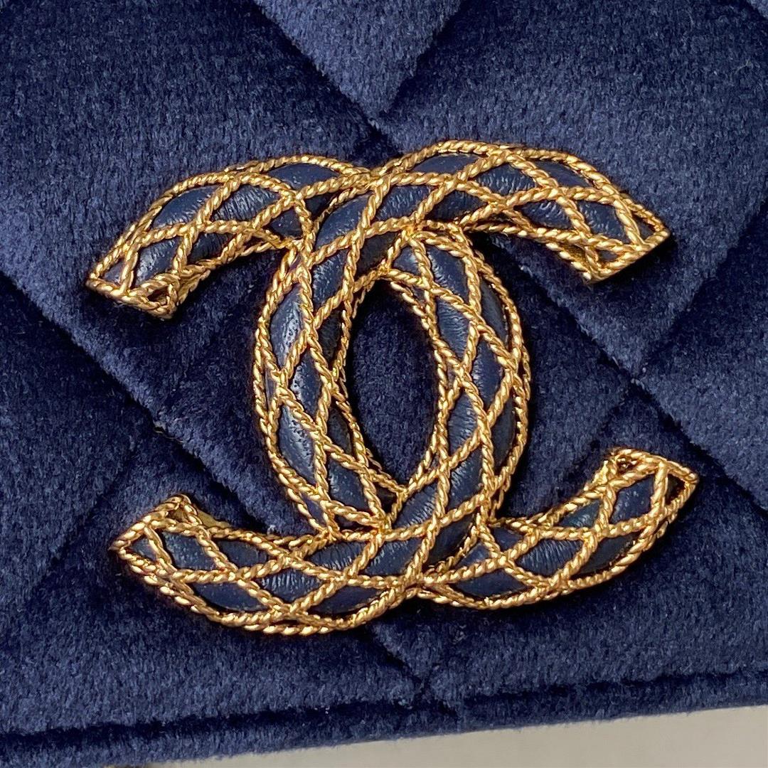 Velvet Chanel 23As popular underarm baguette AP3363 has the same actual capacity as the C