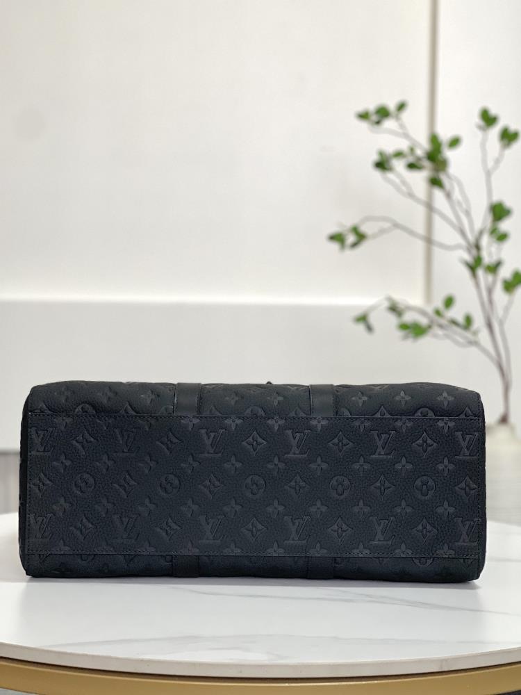 The M21865 Sac Plat 24H handbag is made of Monogram embossed Taurillon leather adding a c