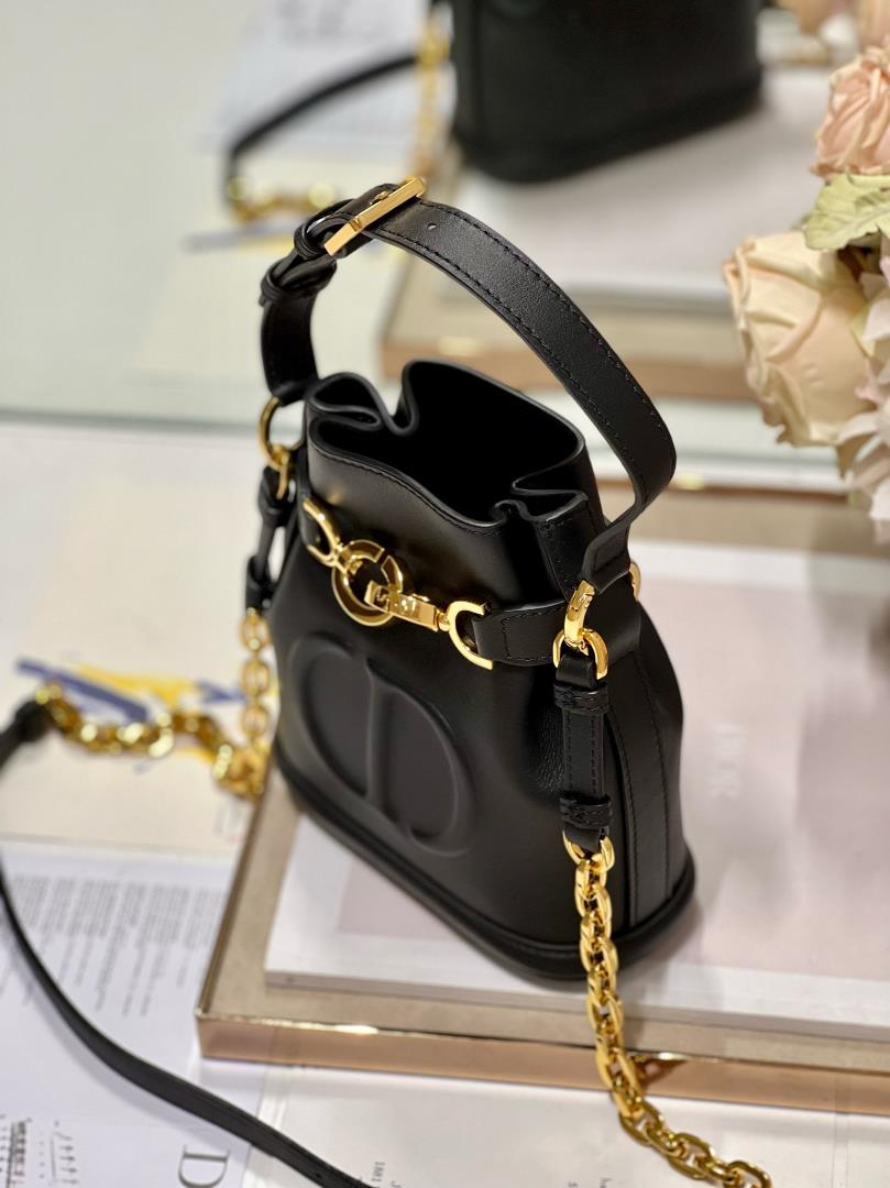 CEST DIOR Small Handbag BlackThis Cest Dior handbag is a new autumn 2023 item elegant and clas
