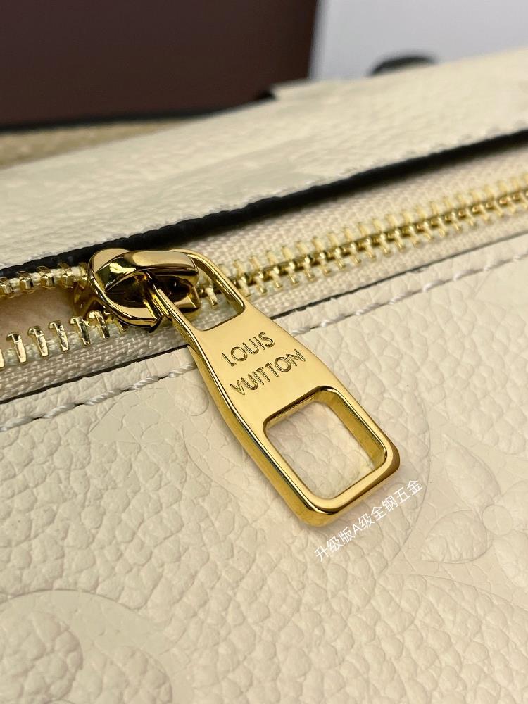 What sets the M22942 Pochette Metis East West handbag apart from others is its ability to