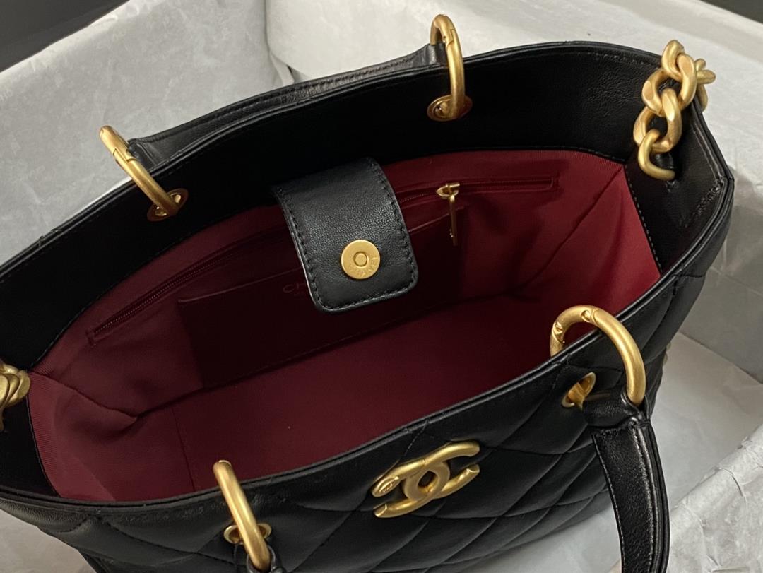 Chanels new vegetable basket bag is made of sheepskin texture soft and lightweight with