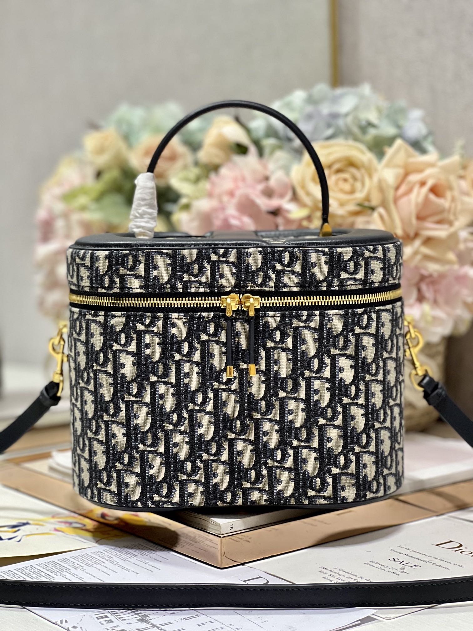Dior New Large Blue D Makeup Box BagThe design is more exquisite The exquisite design fully reflects