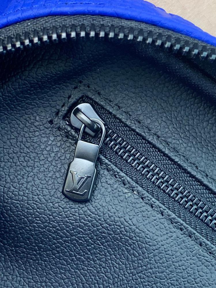 M82576 Blue This colorful top layer cowhide genuine leather the Dopp Kit toilet bag featu