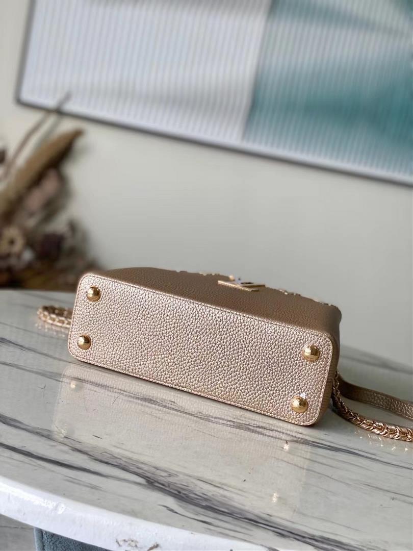 The toplevel original M51783 Champagne Gold trumpet tells the new Copucines story The exquisit
