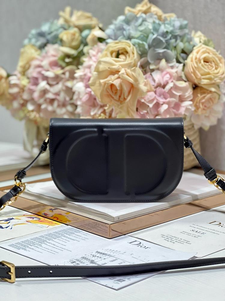Dior CD Signature handbag blackThis CD Signature handbag paired with shoulder straps is a new autu