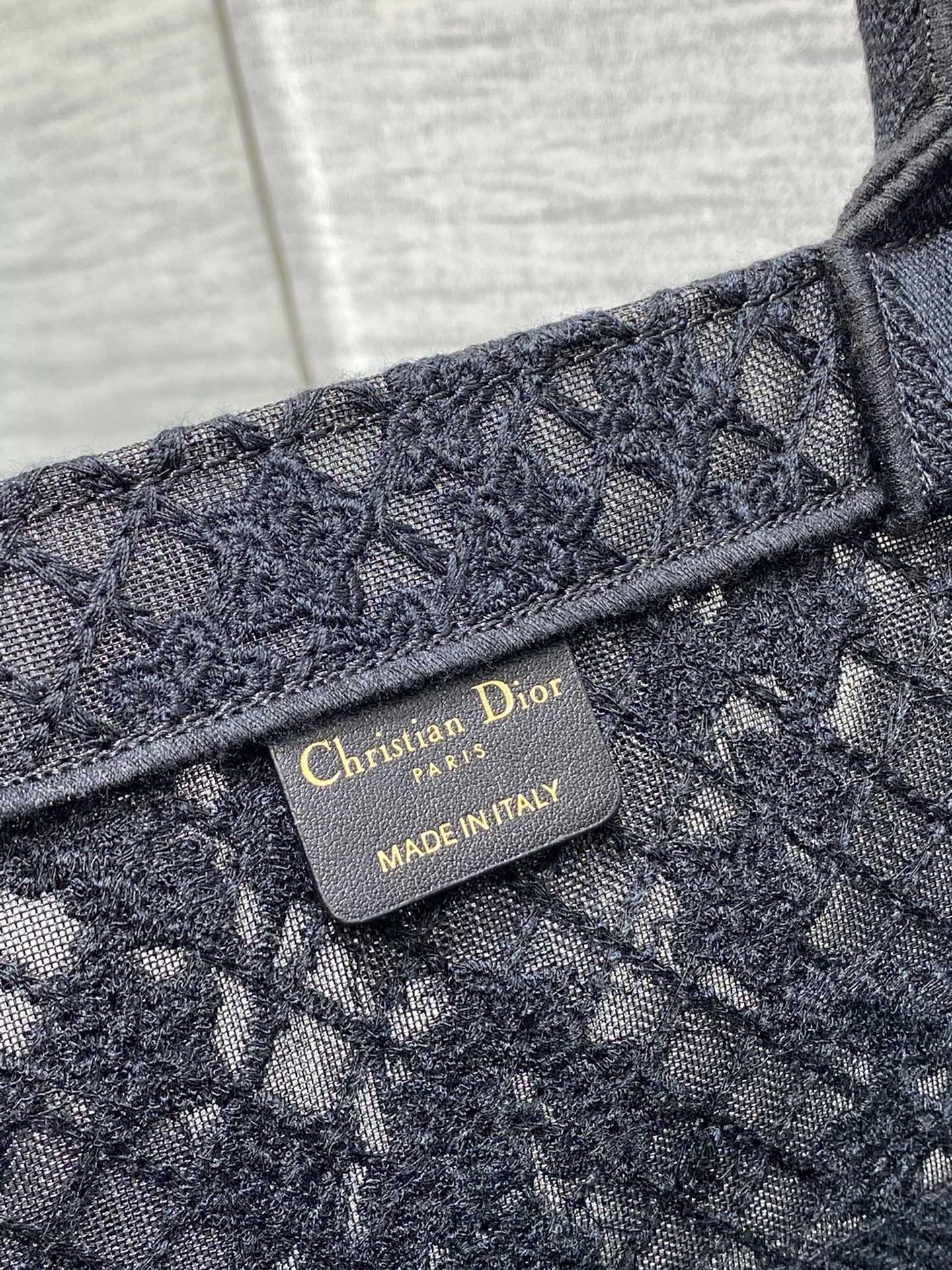 The latest pair of floral lace series has been shipped in a cool and refreshing mannerTotes la