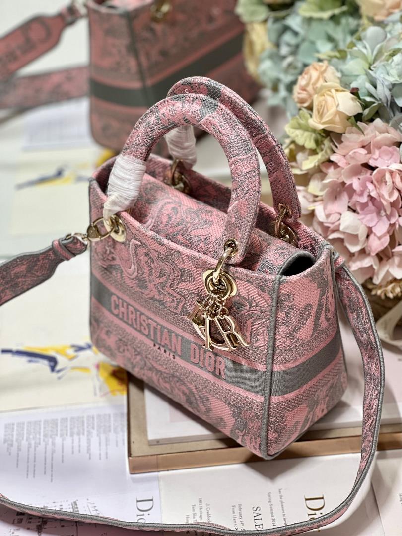 Old foundation makeup tiger five grid embroidery Diana L embroidery Diana bag Cs D logo is fas