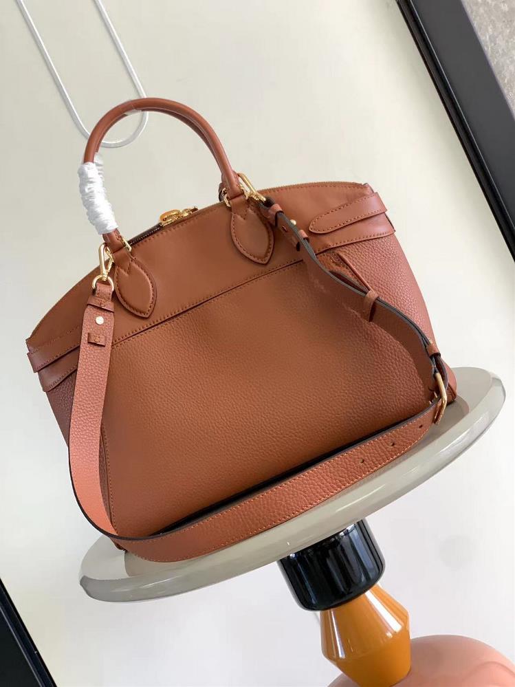 Crafted from the finest Taurillon leather this bag boasts a smooth and supple texture tha