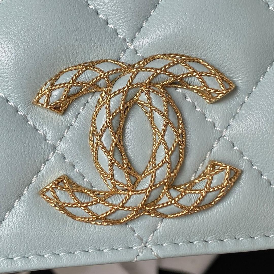 The Chanel 23A popular underarm baguette AP3363 has the same actual capacity as the CF sma