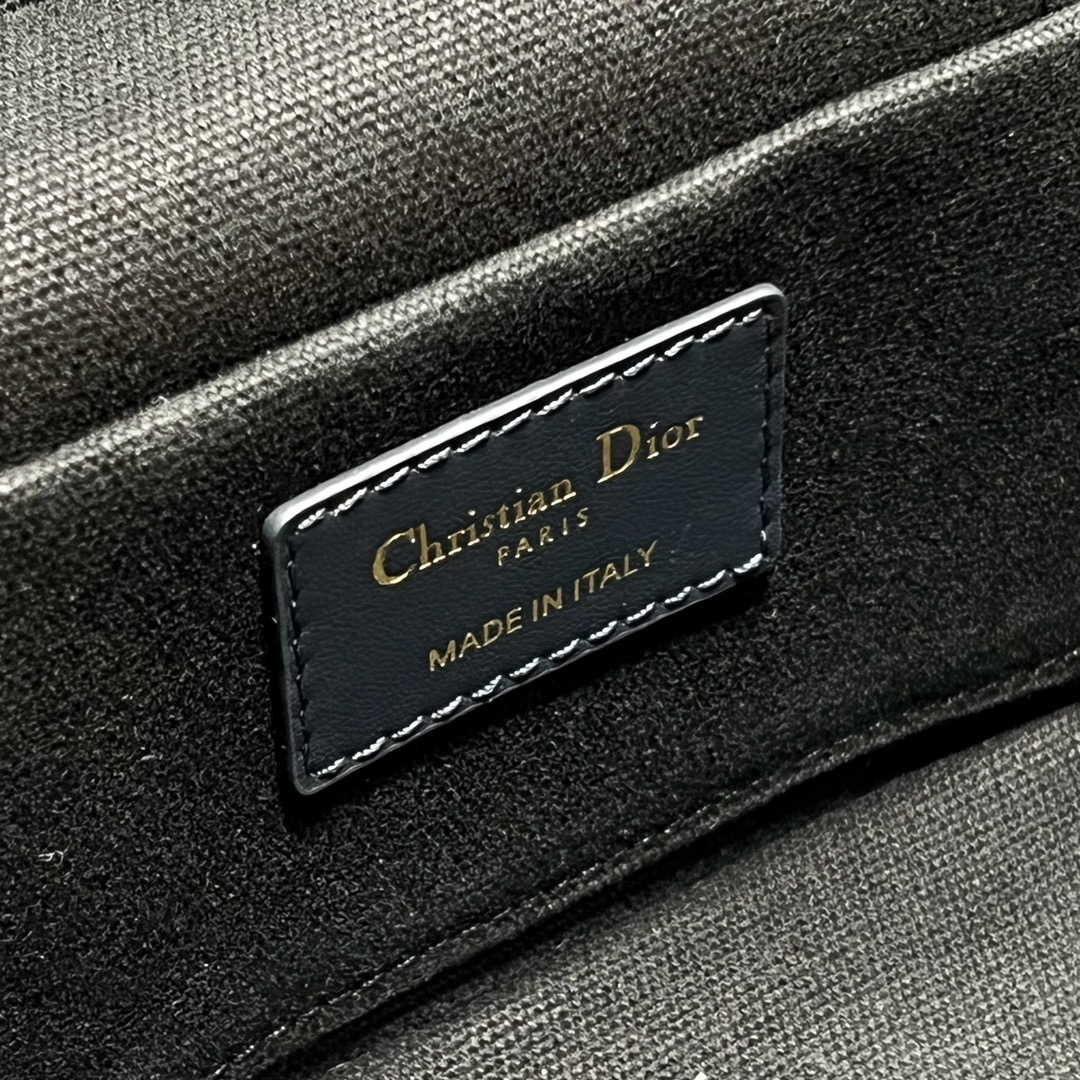 Dior New Small Blue D Makeup Box BagThe design is more exquisite The exquisite design fully re