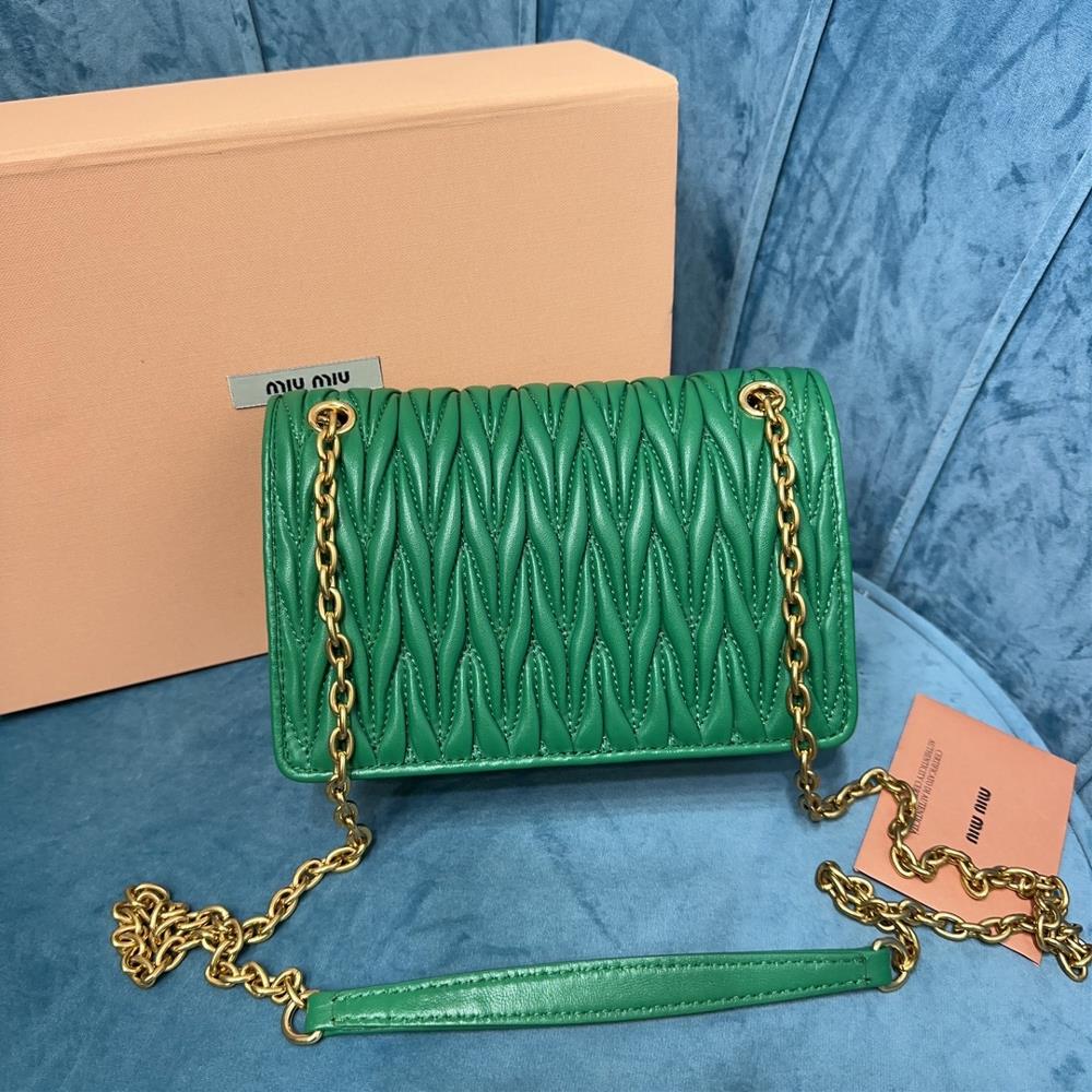miumiu familys new stock new soft sheepskin handbag features the classic 5BP065 logo Matelasse pleated pattern It is made of top grade imported lamb
