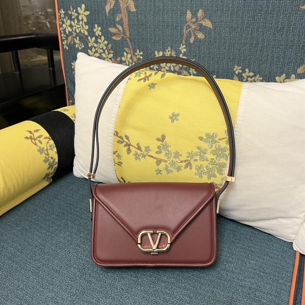 Model 1050S SmallGARAVANI LETTER small calf leather handbag with VLOGO SIGNATURE snap closureEquipped with detachable chain shoulder straps the cross