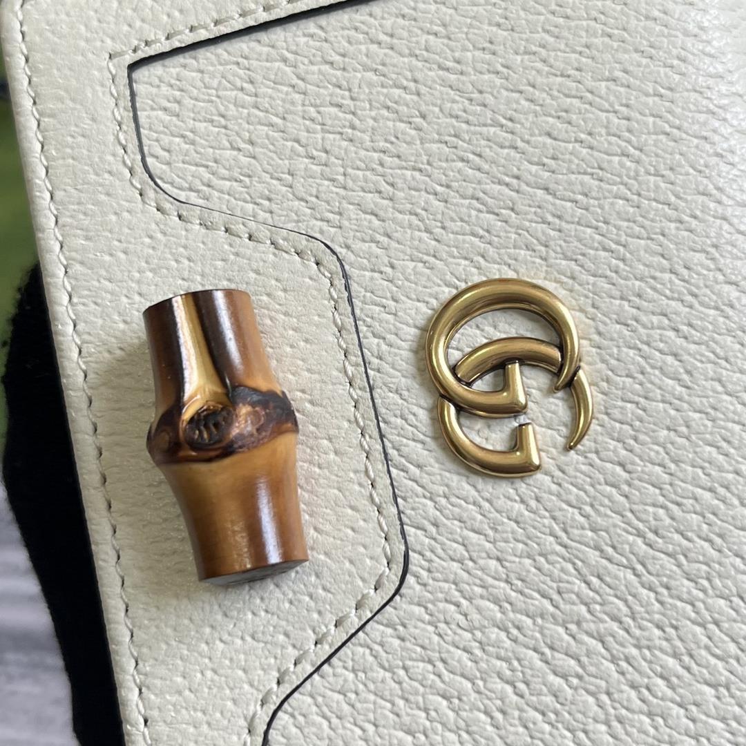 Equipped with a complete set of packaging this card bag features a unique bamboo buckle