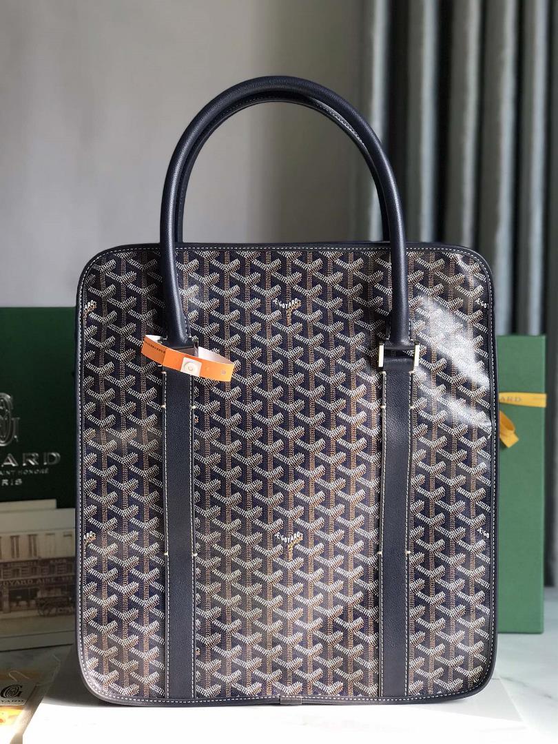 The Bourgogne vertical Briefcase reintroduces the classic works of the 1960s not only drawing 