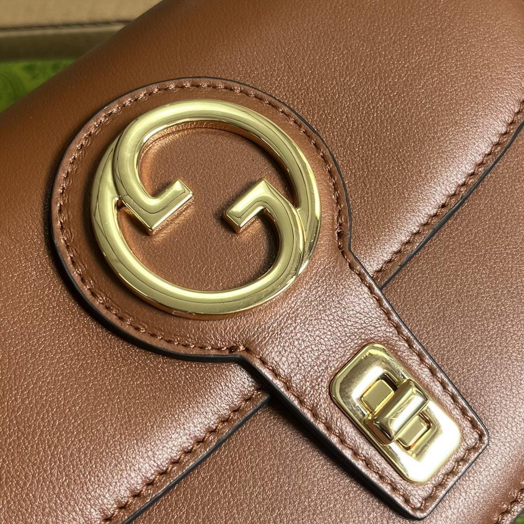with a full set of packaging the Gucci Blondie series handbag complements vintage elements wit
