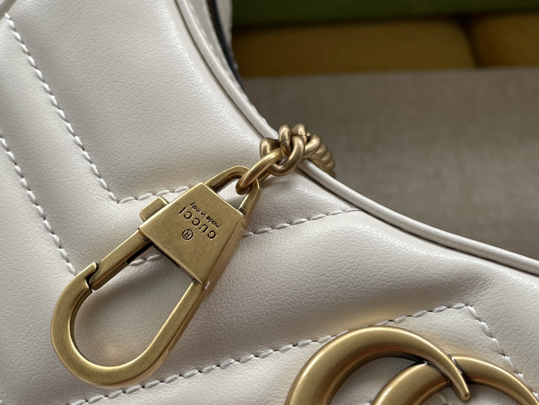  showcases the brand's deep fascination with past history. The material is made of a special c