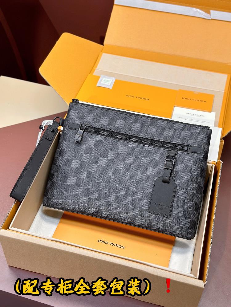 Upgraded version N40504 Black Checker Handbag Handbag Series TAKEOFF Handbag This Takeoff Handbag is made of Damier Infini leather and features a zipp