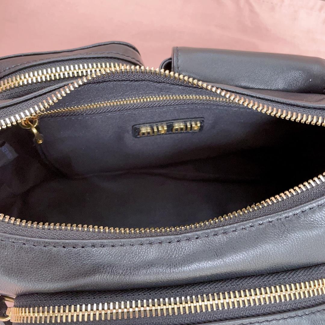 The M familys most unique style motorcycle bag this year is made of topnotch imported lambskin