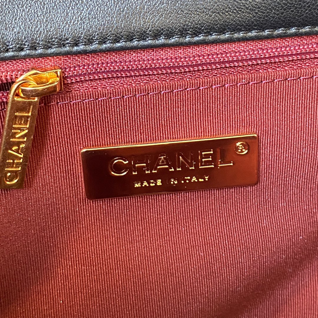 1161 Medium Silver Chain Ohanel Autumn/Winter 19Bag with All Classic Pillow BagThis bag was de