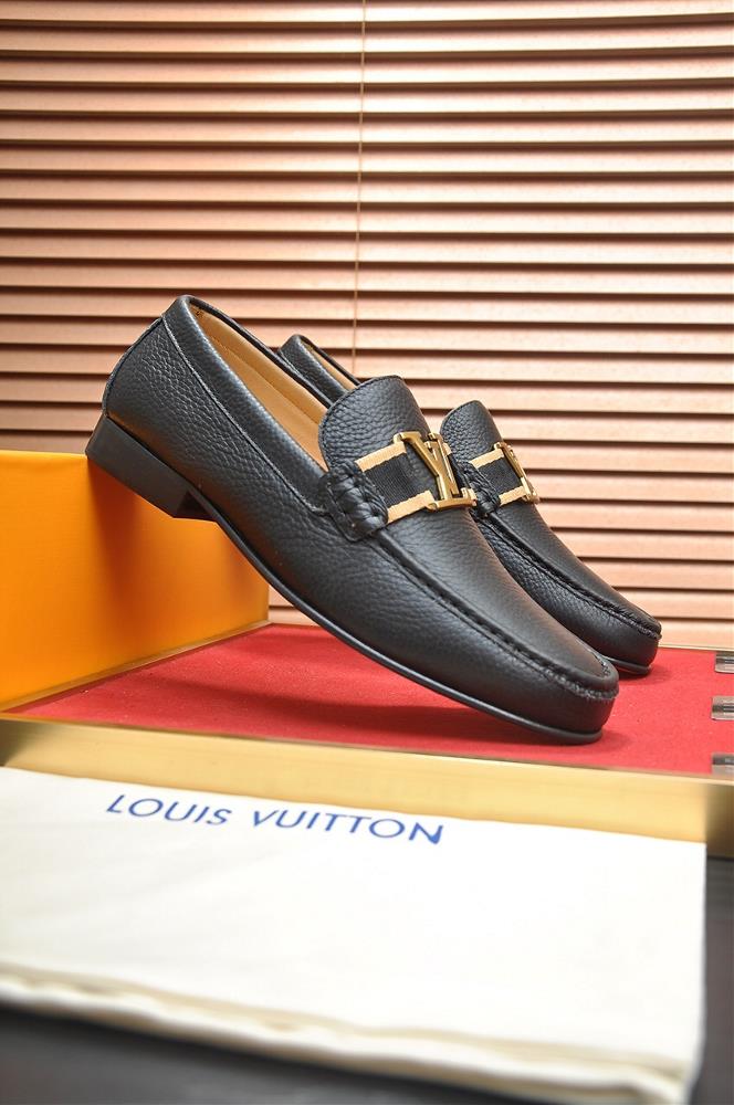 When it comes to business suit shoes there is little room for compromise The shoes must