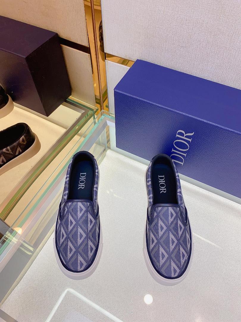 The Dior B101 low cut casual sports shoe is meticulously crafted with cowhide stitching on the top l