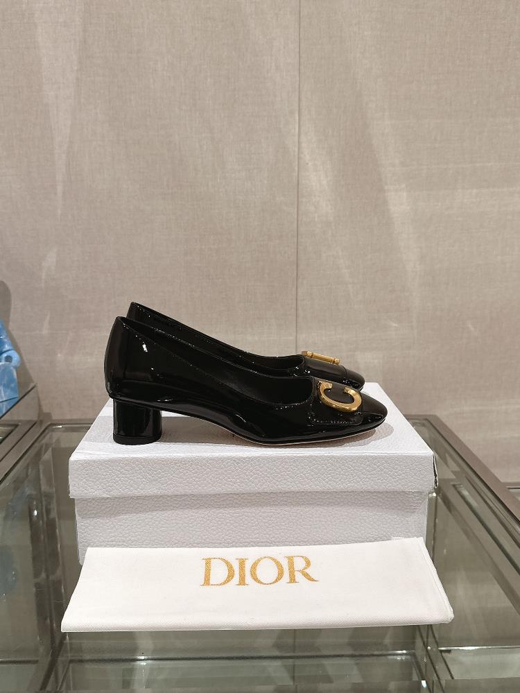 23Ss New CEST DIOCD Metal Button Single Shoe Thick HeelThis Cest Dio high heel shoe is a new addition to the 2023 autumnwinter readytowear collec