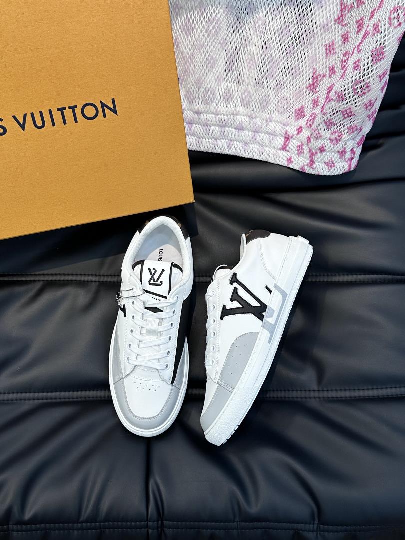 The L CHARLIE couples low top sneaker is made of cowhide on the top layer with soft and