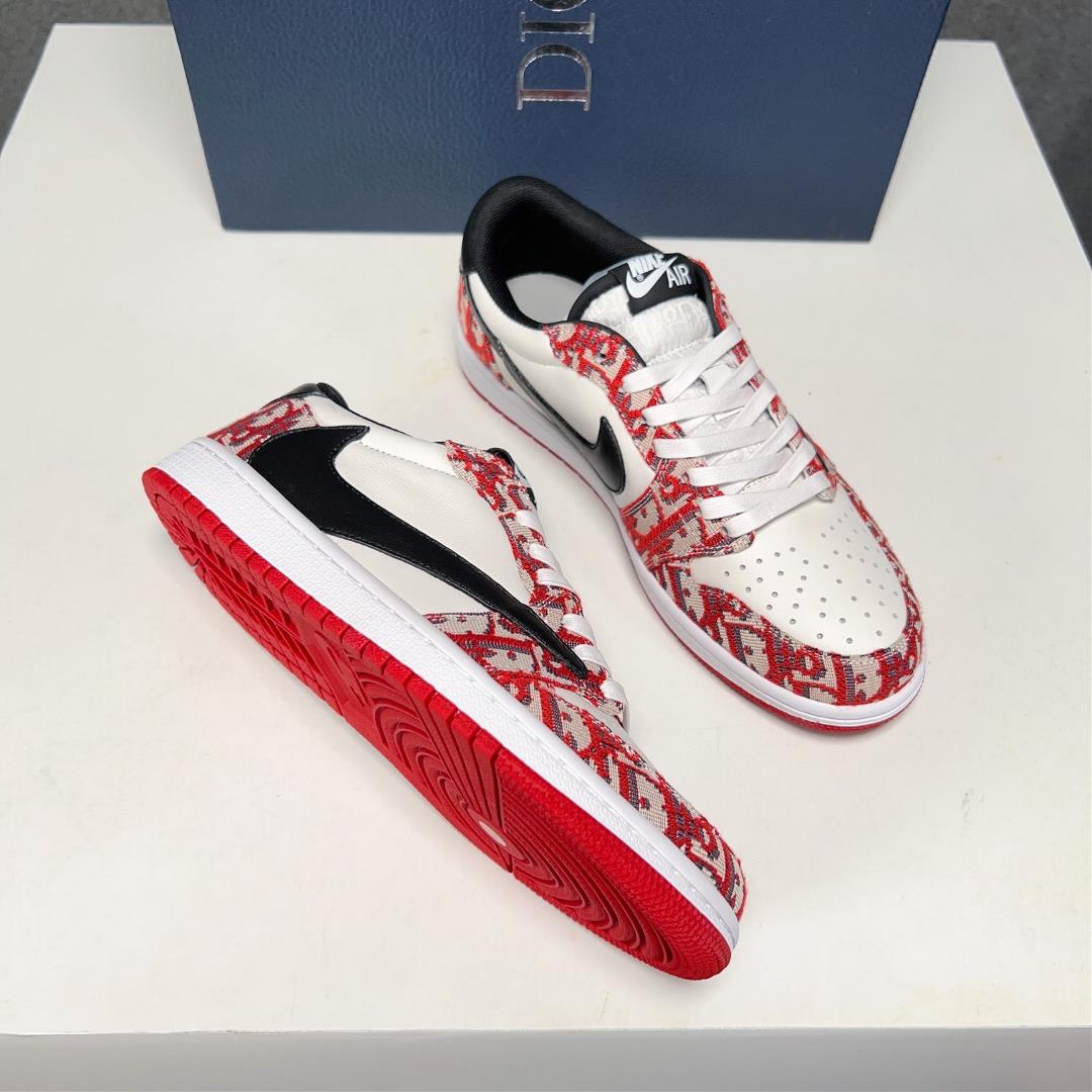 The Dior X nike co branded low top casual sports shoes are crafted with cowhide stitching