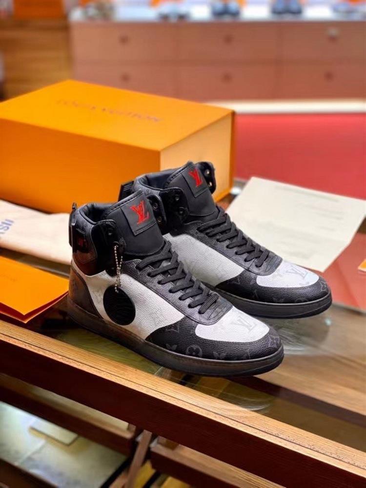lv Rivoli High Top Sneakers with Top QualityThis sports shoe is made of embossed calf leather import