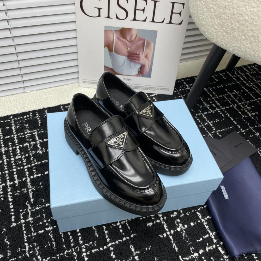 Upgraded factory PRADAs 2023 AutumnWinter runway show is popular on the internet with the same thick sole Lefu shoesThe Dream City Prada can be used