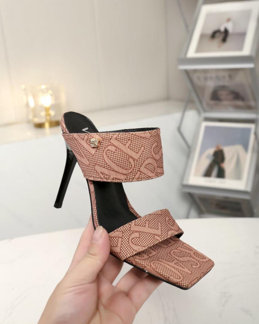 Versaces new open toe highheeled muller shoes are made of canvas jacquard pattern padded sheepski