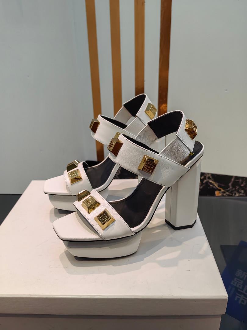 Balmans latest springsummer runway show Hentian High Water Platform SandalsThe brand Balman wa