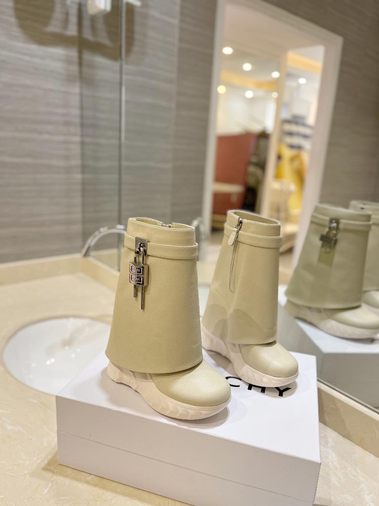 GIVENCHY 2023 New Poe Heel Elevated Slim Shark BootThe pants and boots that are popular in the fashion industry are none other than GivenchyCan be cal