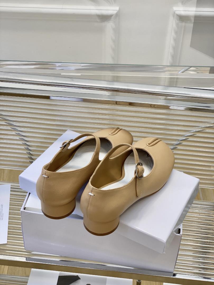 High quality Maison Margiela MM6 split toe shoes Tabi Italian vegetable tanned sheepskinFor a 