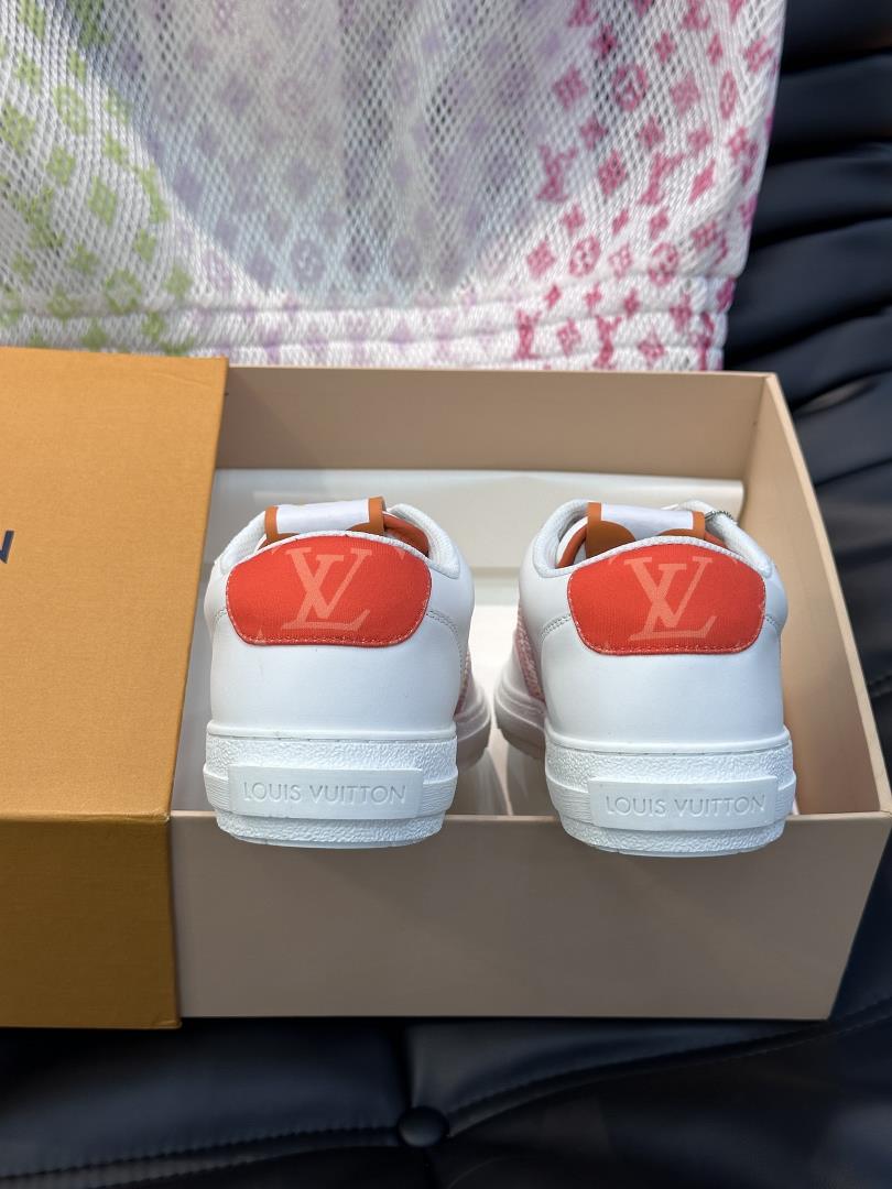 The L CHARLIE couples low top sneaker is made of cowhide on the top layer with soft and