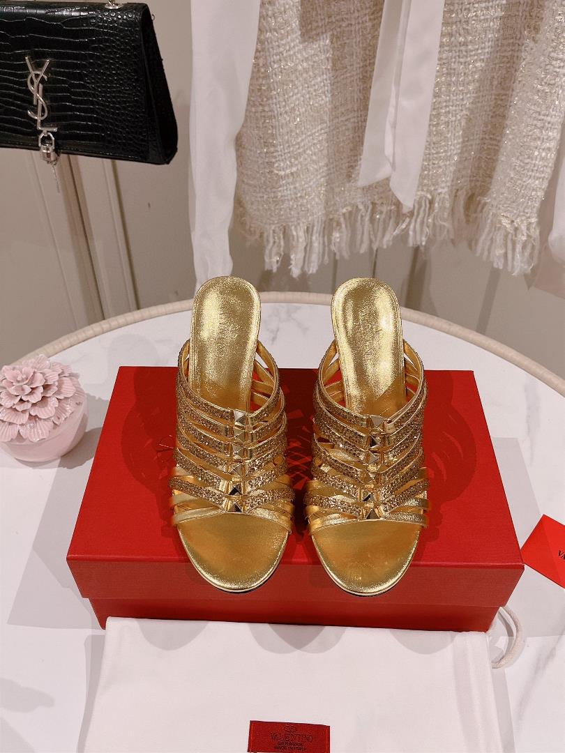 Exclusive shipmentThe Valentino diamond face series slippers have a full diamond upper design that b