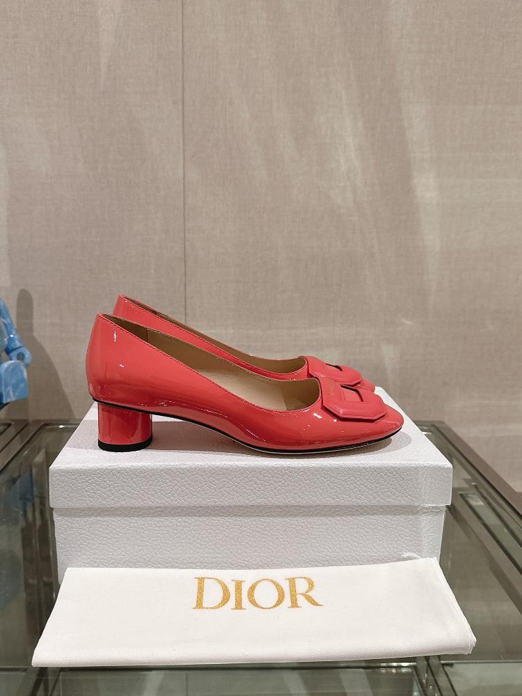 23Ss New CEST DIO Leather Button Single Shoe Thick Heel This Cest Dio high heel shoe is a new addition to the 2023 autumnwinter readytowear colle